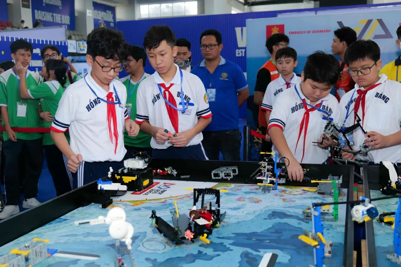 Các đội thi trình bày ý tưởng và biểu diễn robot. (Nguồn: Đại sứ quán Đan Mạch tại Việt Nam) Các đội thi trình bày ý tưởng và biểu diễn robot. (Nguồn: Đại sứ quán Đan Mạch tại Việt Nam)