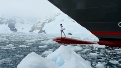 Vẻ đẹp của nữ vũ công ballet biểu diễn trên mũi tàu ở Nam Cực