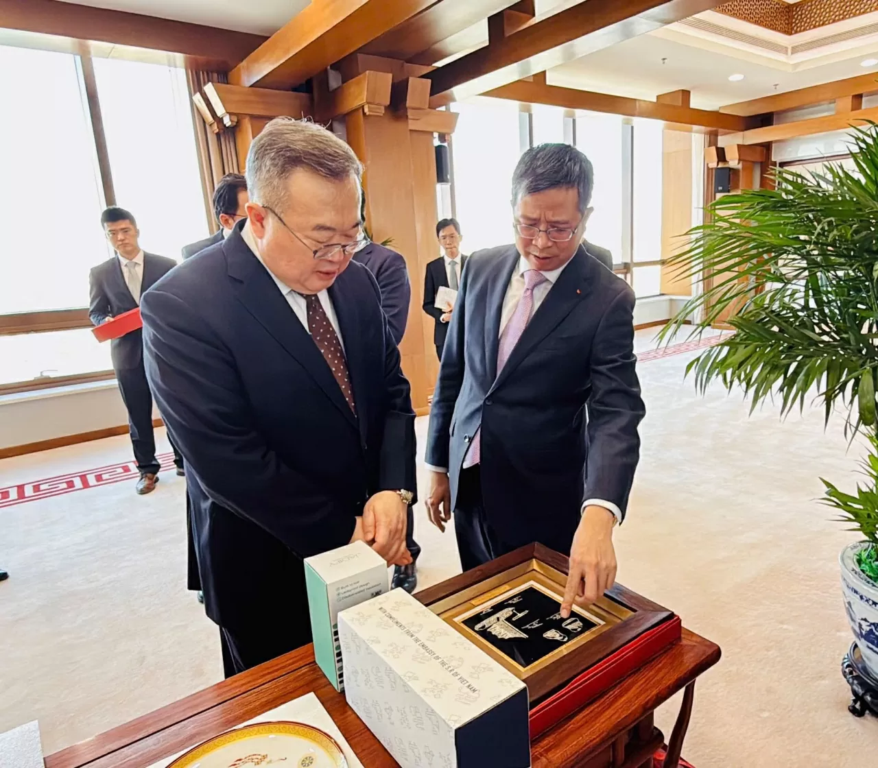 Phát huy vai trò định hướng chiến lược của quan hệ kênh Đảng giữa Việt Nam và Trung Quốc Phát huy vai trò định hướng chiến lược của quan hệ kênh Đảng giữa Việt Nam và Trung Quốc