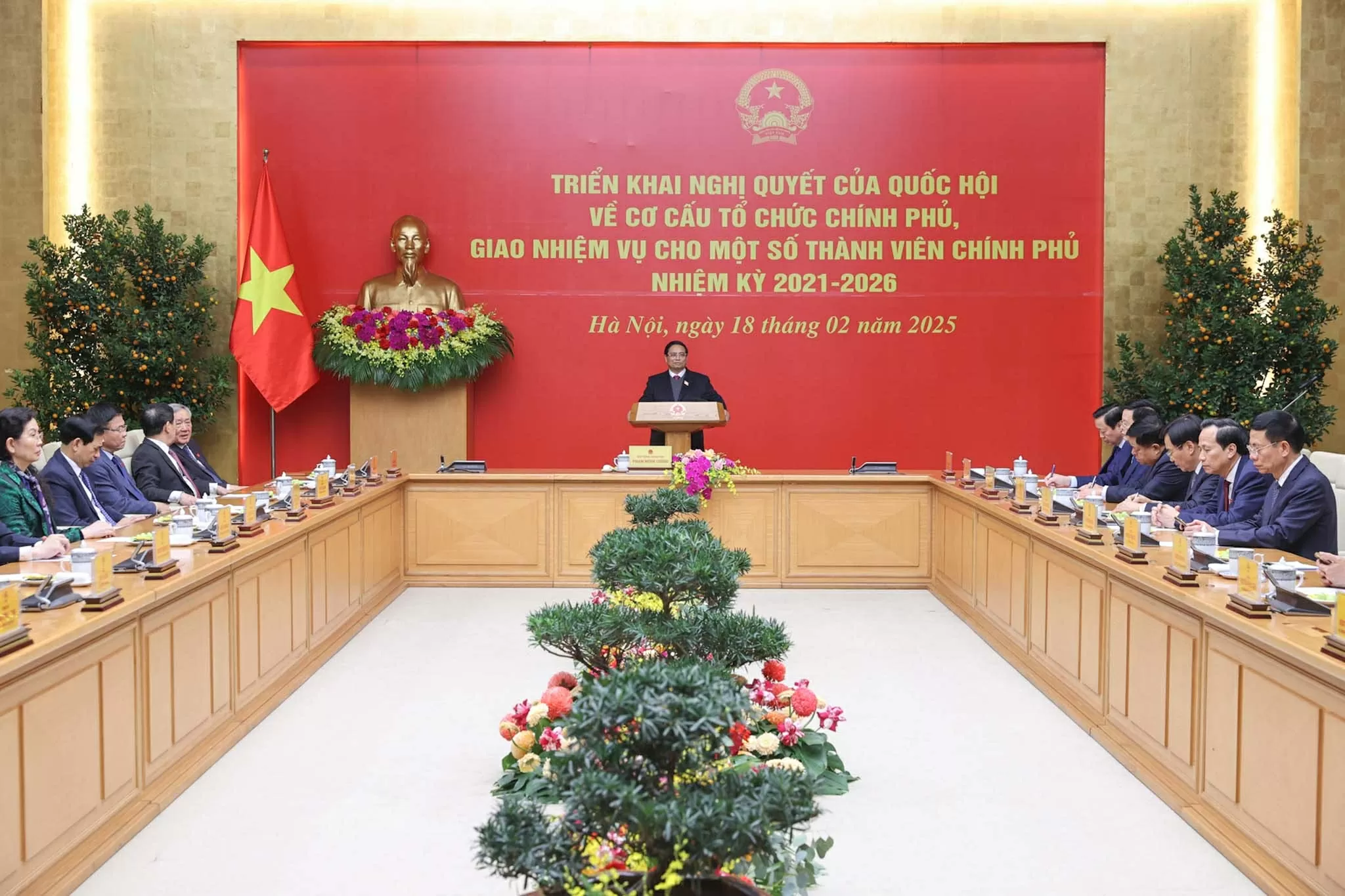 Thủ tướng Phạm Minh Chính chủ trì hội nghị triển khai Nghị quyết của Quốc hội về cơ cấu tổ chức Chính phủ. (Nguồn: VGP)