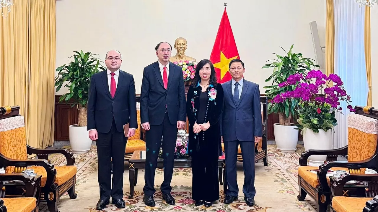 Chiều ngày 18/2, tại trụ sở Bộ, Thứ trưởng Ngoại giao Lê Thị Thu Hằng đã tiếp Đại sứ Cộng hòa Armenia tại Việt Nam Suren Baghdasaryan.