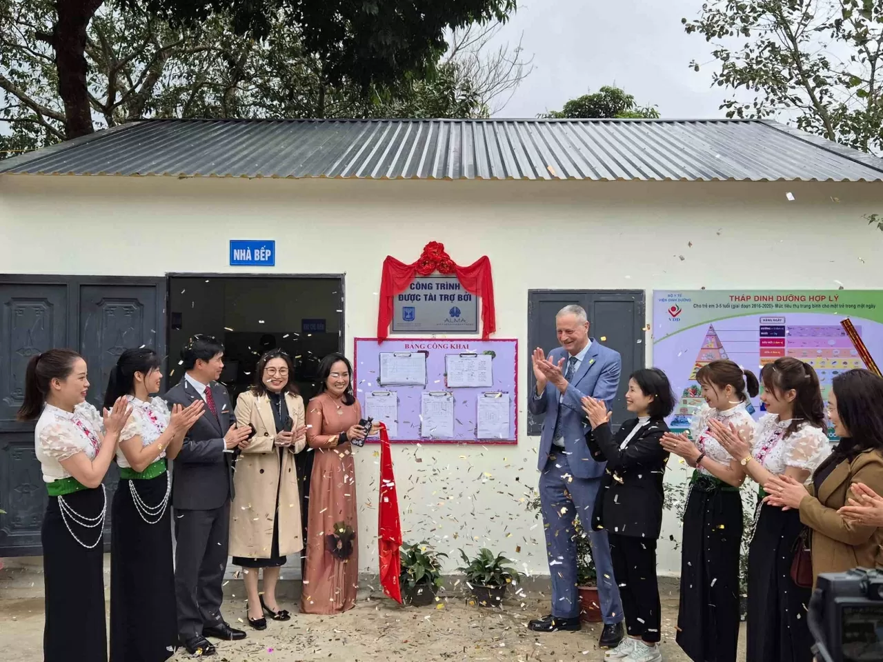 Đại sứ Israel tại Việt Nam Yaron Mayer khánh thành nhà bếp mới tại điểm trường Tân Tiến. (Nguồn: Đại sứ quán Israel tại Việt Nam) Đại sứ Israel tại Việt Nam Yaron Mayer khánh thành nhà bếp mới tại điểm trường Tân Tiến. (Nguồn: Đại sứ quán Israel tại Việt Nam)