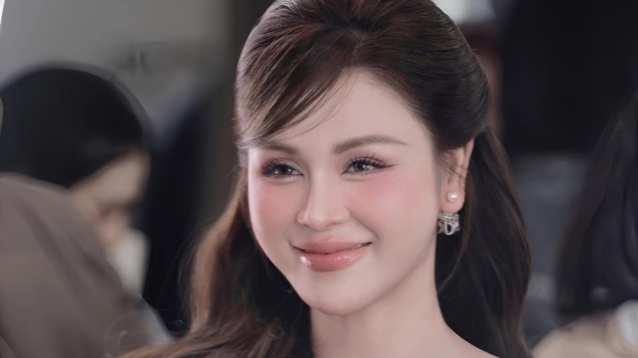 Diễn viên Lương Thu Trang khoe nhan sắc rạng rỡ