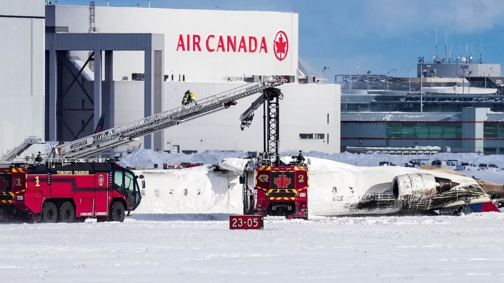 Hiện trường vụ lật ngửa máy bay ở Canada
