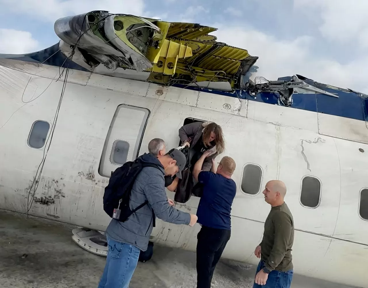 Hiện trường vụ lật ngửa máy bay ở Canada