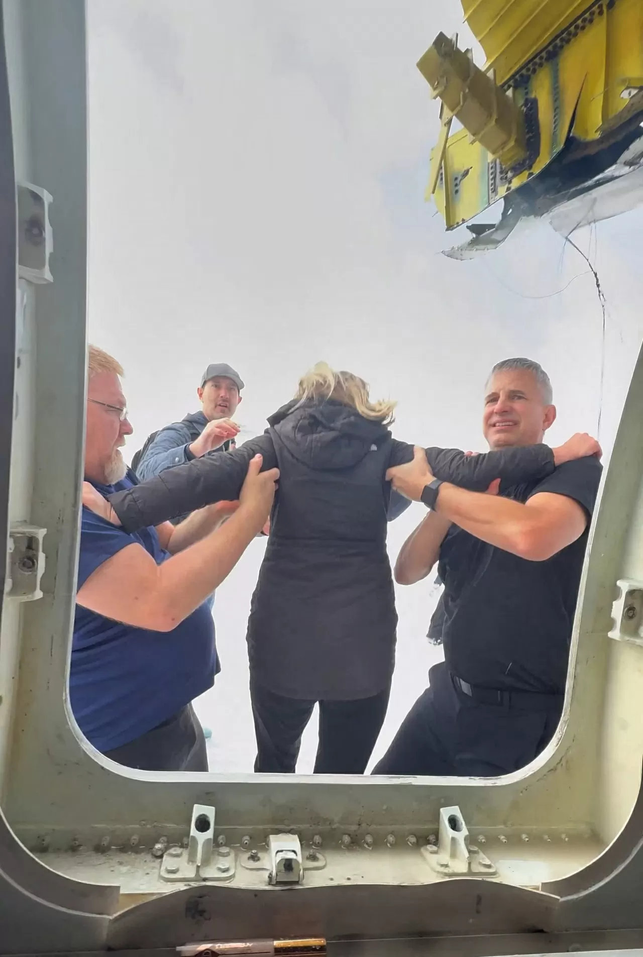 Hiện trường vụ lật ngửa máy bay ở Canada