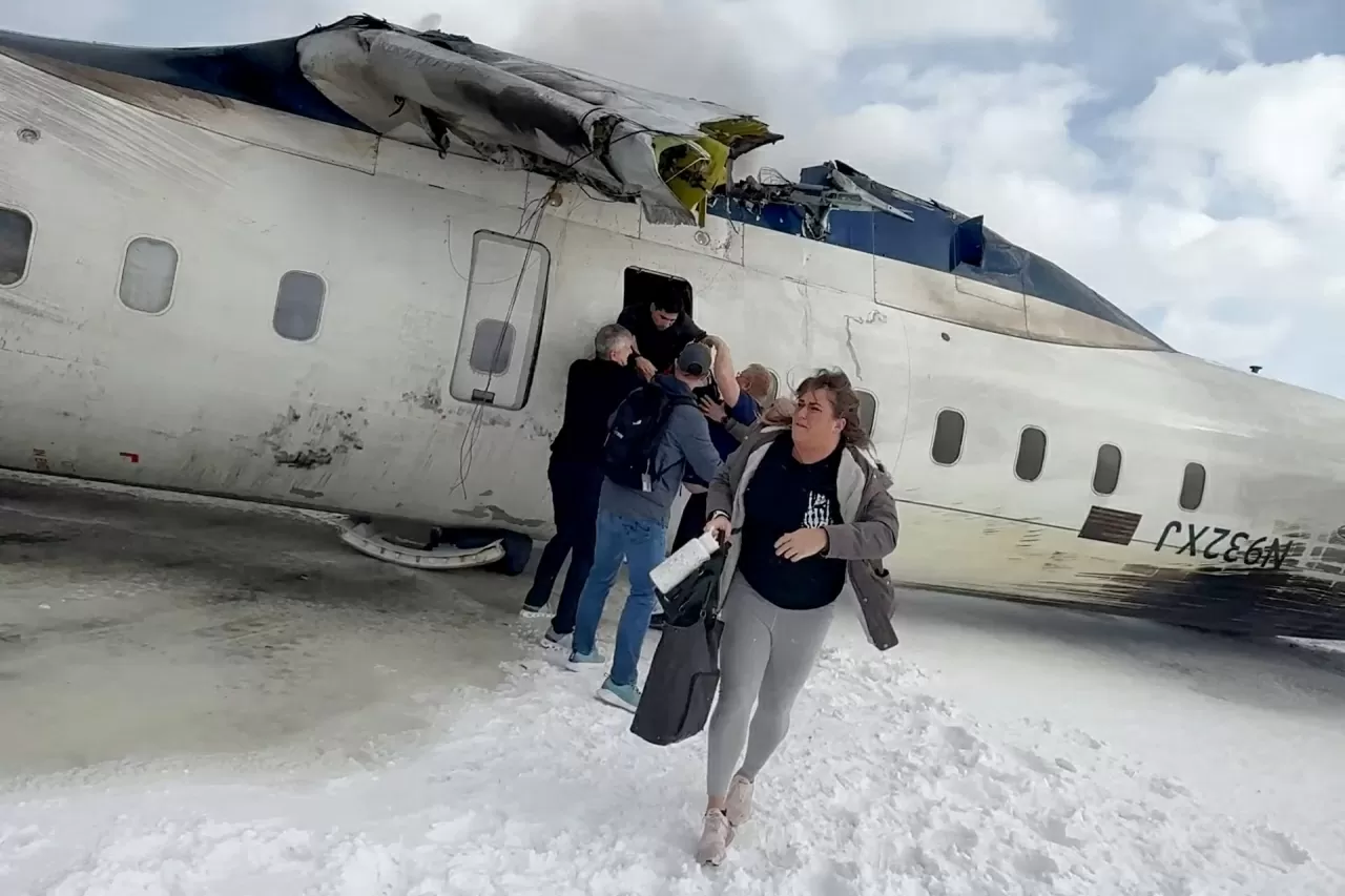 Hiện trường vụ lật ngửa máy bay ở Canada