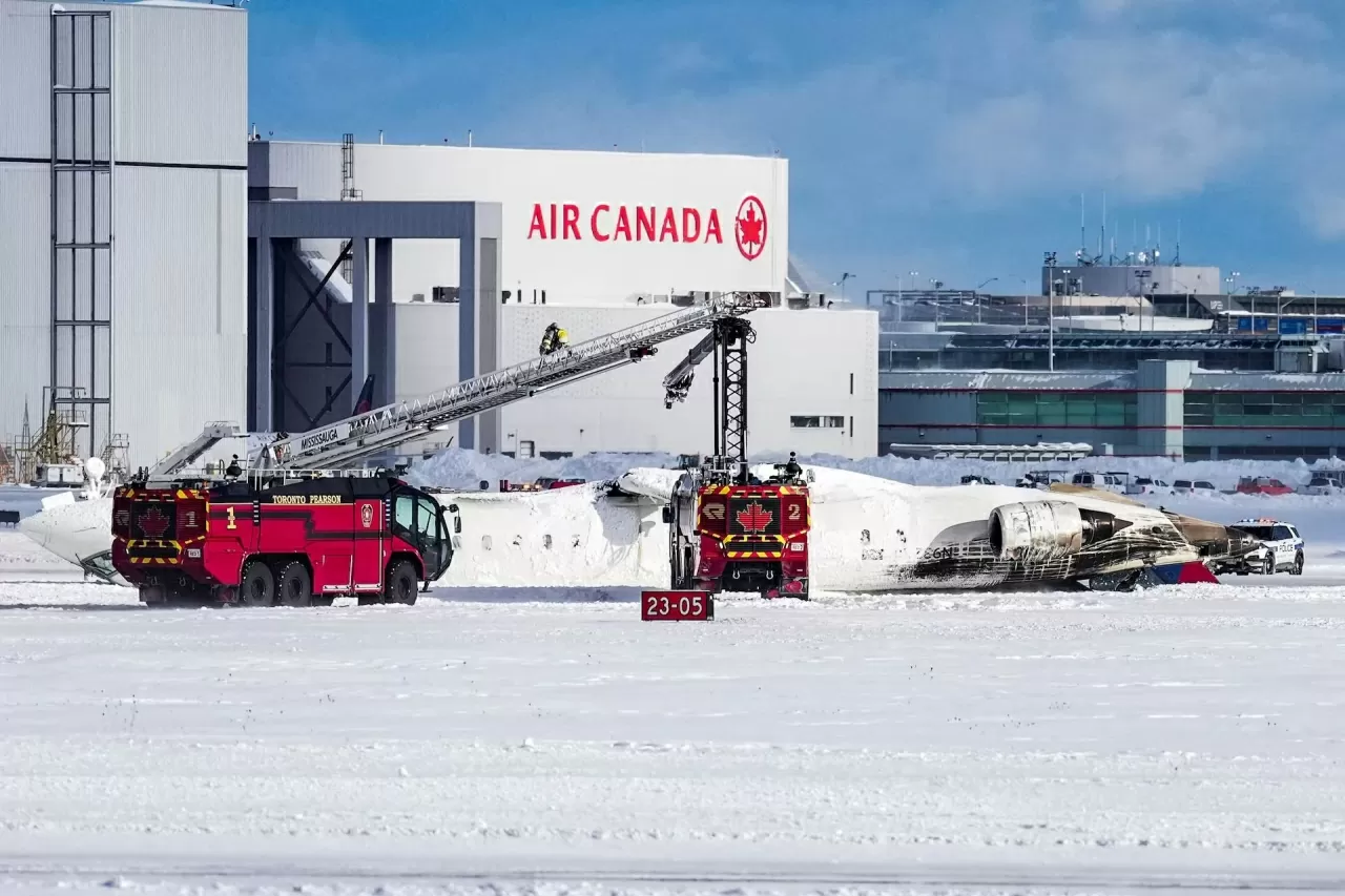Hiện trường vụ lật ngửa máy bay ở Canada