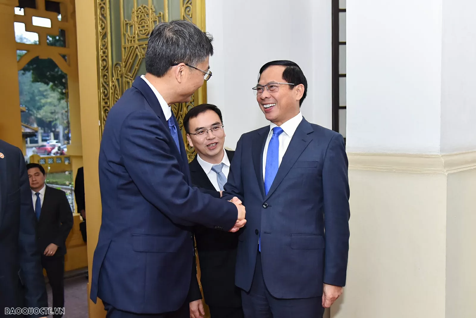 Ủy viên Trung ương Đảng, Phó Thủ tướng, Bộ trưởng Ngoại giao Bùi Thanh Sơn nhiệt liệt chào mừng đồng chí Trần Cương, Ủy viên Trung ương Đảng Cộng sản Trung Quốc, Bí thư Khu ủy, Chủ nhiệm Ủy ban thường vụ Đại hội đại biểu nhân dân Khu tự trị dân tộc Choang Quảng Tây, Trung Quốc sang thăm và dự chương trình Gặp gỡ đầu Xuân 2025 tại Việt Nam.