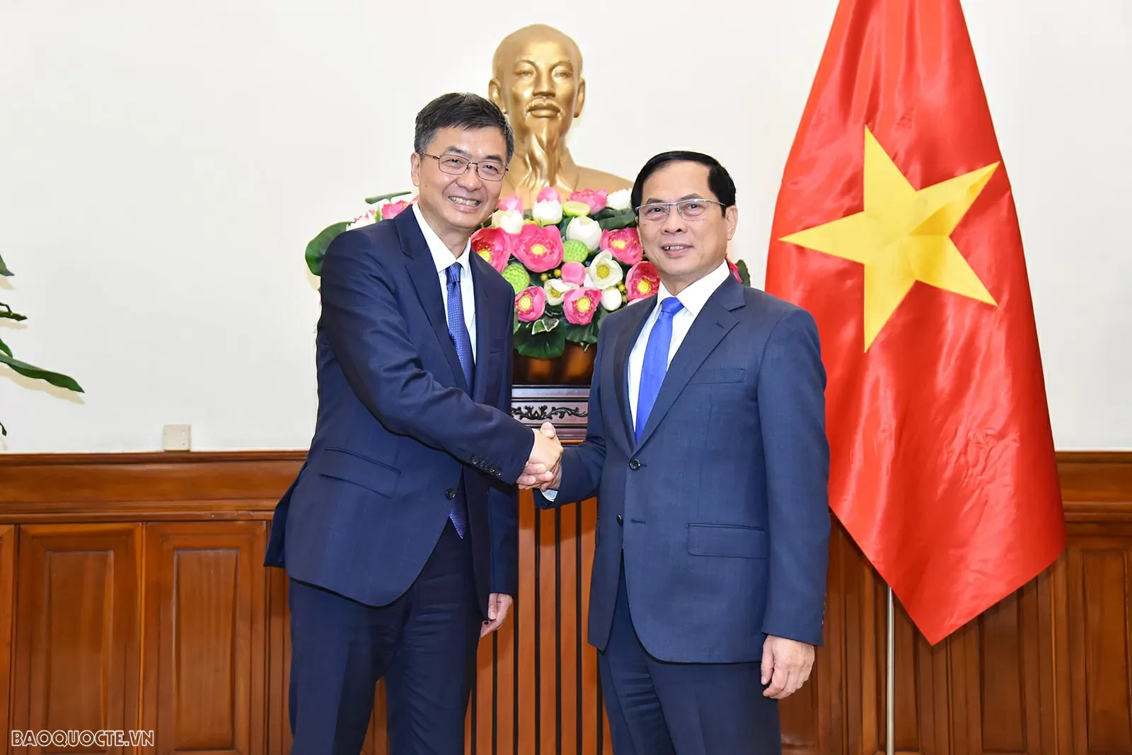 Bí thư Trần Cương bày tỏ vui mừng lần đầu tiên sang thăm Việt Nam, ấn tượng về sự phát triển của Việt Nam, đời sống người dân ấm no, hạnh phúc. 
