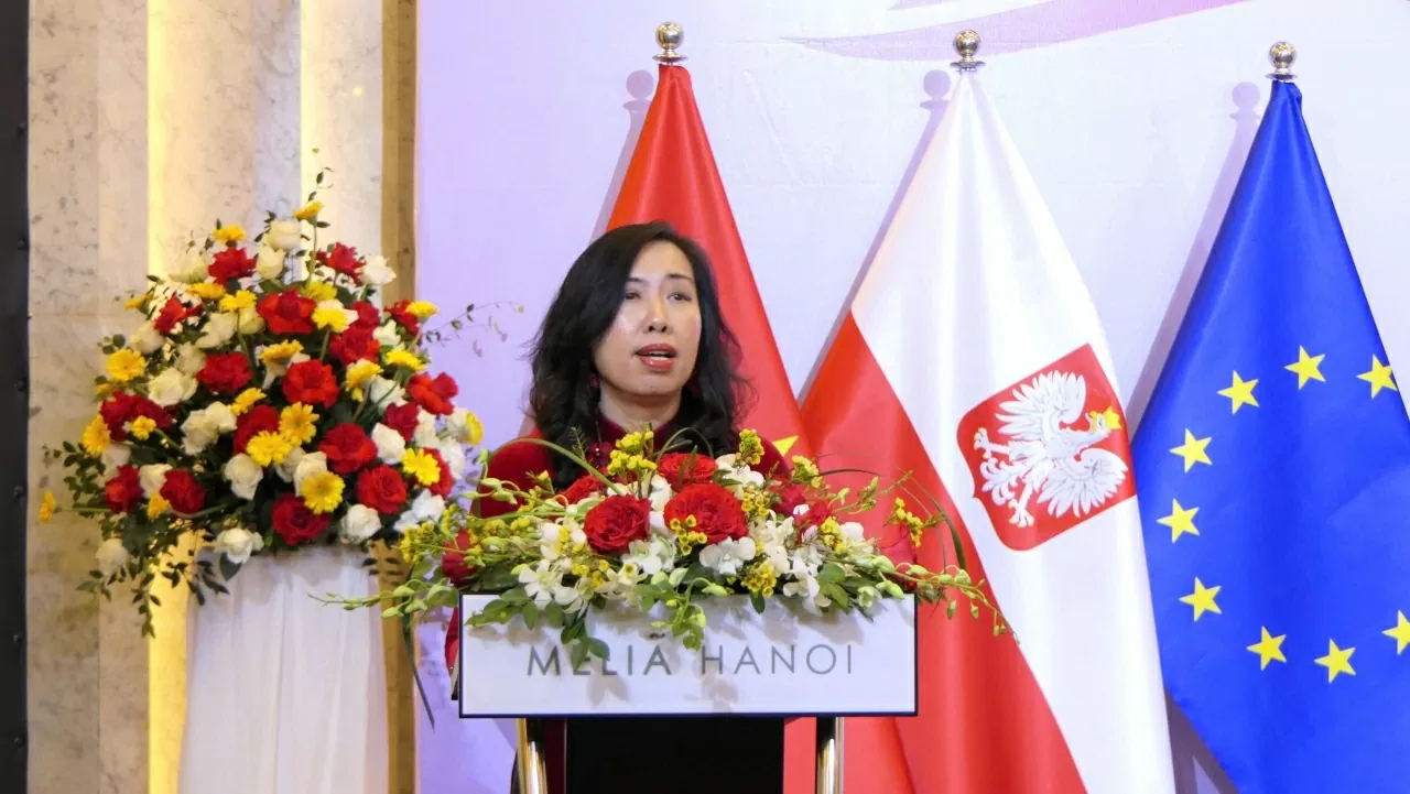 Thứ trưởng Lê Thị Thu Hằng cũng bày tỏ vui mừng khi chứng kiến quan hệ hữu nghị truyền thống và hợp tác nhiều mặt Việt Nam-Ba Lan đang phát triển hết sức tích cực. (Ảnh: Thành Long) Thứ trưởng Lê Thị Thu Hằng cũng bày tỏ vui mừng khi chứng kiến quan hệ hữu nghị truyền thống và hợp tác nhiều mặt Việt Nam-Ba Lan đang phát triển hết sức tích cực. (Ảnh: Thành Long)