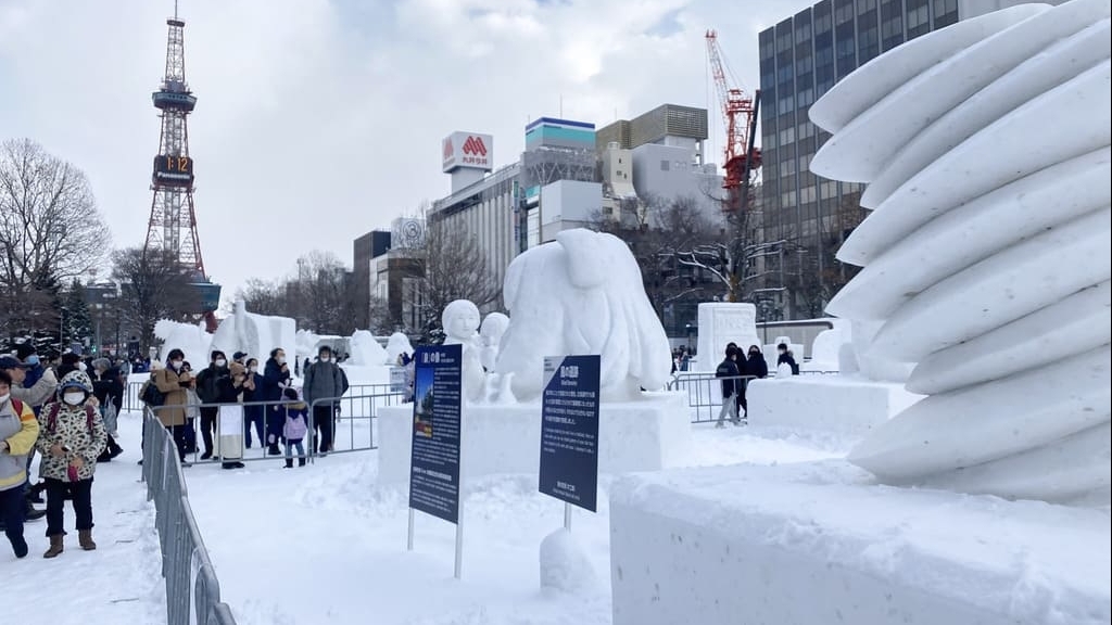 Du lịch Nhật Bản: Khách Trung Quốc thích thú bỏ tiền để được... dọn tuyết