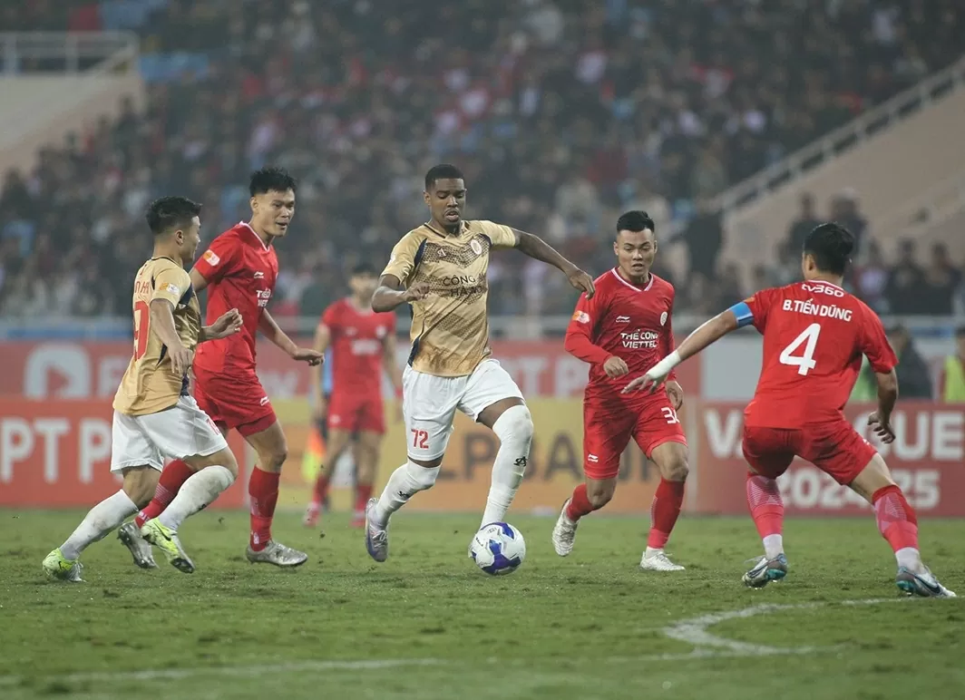 Tối 19/2, trận derby Thể Công Viettel vs CLB Công an Hà Nội (CAHN) trên sân Mỹ Đình diễn ra hấp dẫn sau tiếng còi khai cuộc.