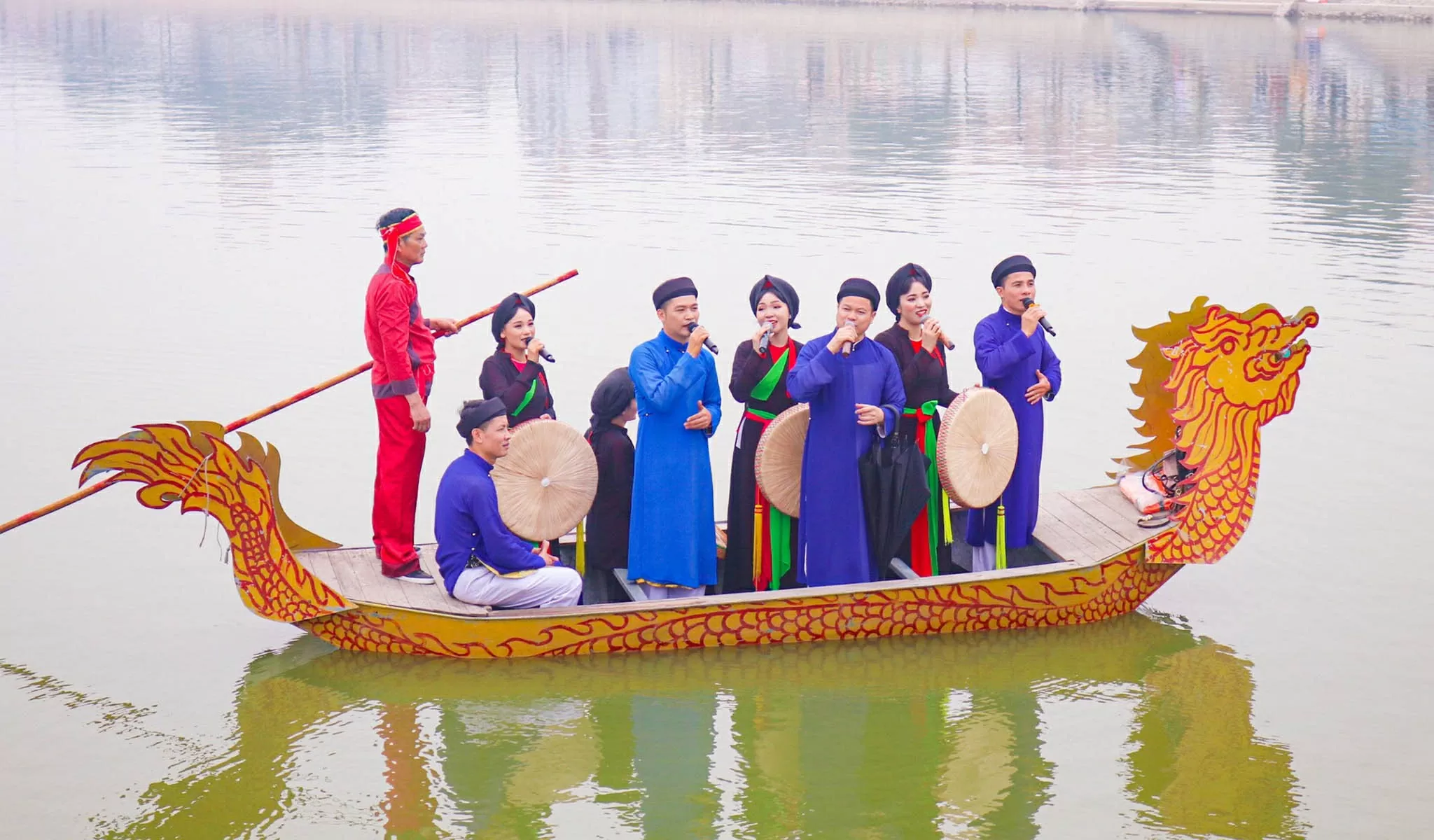 Hát Quan họ trên thuyền tại lễ hội Lim. (Nguồn: Bộ VHTT&DL) Hát Quan họ trên thuyền tại lễ hội Lim. (Nguồn: Bộ VHTT&DL)