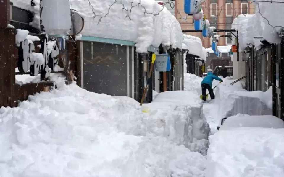 Miền Bắc Nhật Bản tuyết rơi dày, chạm mái nhà