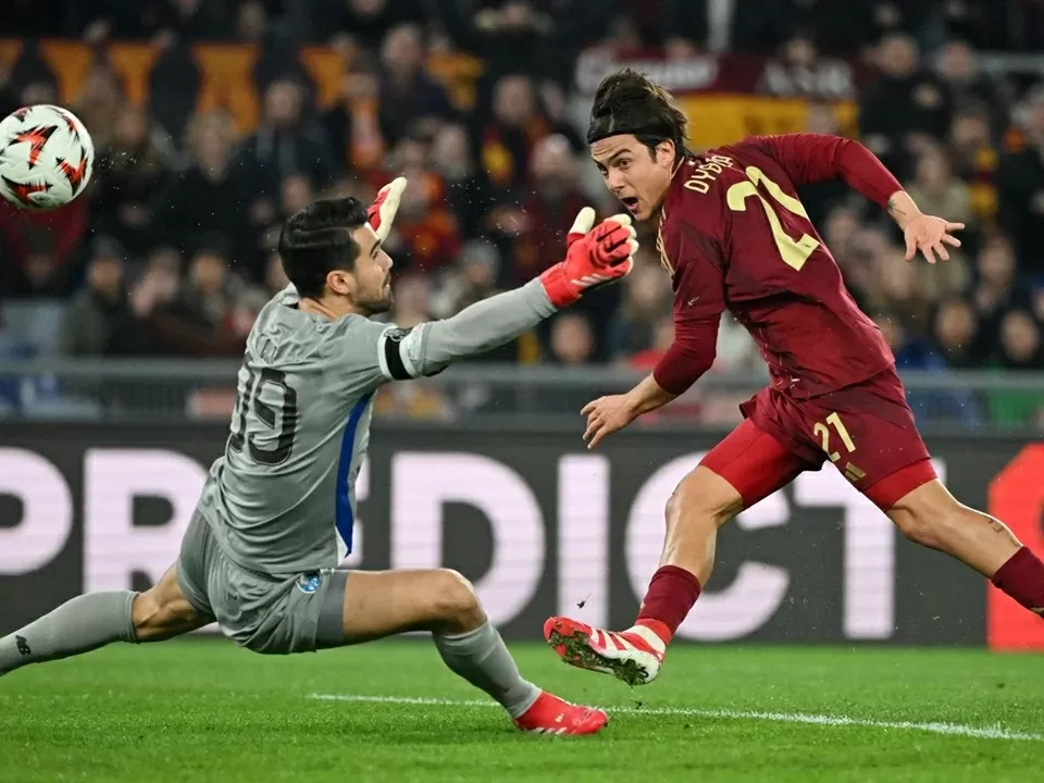 Europa League: Dybala đưa AS Roma vào vòng 1/8