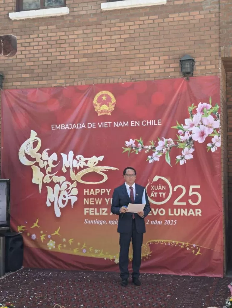 Đại sứ quán Việt Nam tại Chile tổ chức đón Tết cổ truyền Xuân Ất Tỵ 2025 Đại sứ quán Việt Nam tại Chile tổ chức đón Tết cổ truyền Xuân Ất Tỵ 2025