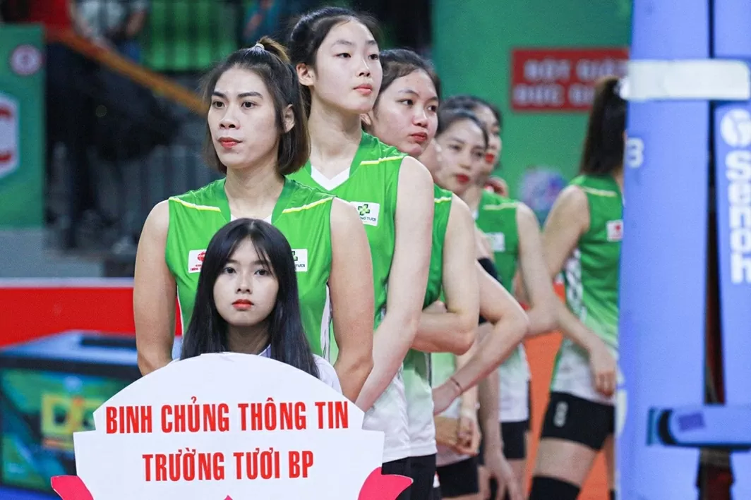 Chuẩn bị cho mùa giải 2025, HLV trưởng Phạm Văn Long cùng Ban huấn luyện CLB bóng chuyền nữ Binh chủng Thông tin quyết định đôn tay đập trẻ 17 tuổi Phạm Quỳnh Hương lên đội 1. VĐV sinh năm 2008 sát cánh cùng các đàn chị Lâm Oanh, Kiều Trinh, Nguyệt Anh, Phạm Thị Hiền... Chuẩn bị cho mùa giải 2025, HLV trưởng Phạm Văn Long cùng Ban huấn luyện CLB bóng chuyền nữ Binh chủng Thông tin quyết định đôn tay đập trẻ 17 tuổi Phạm Quỳnh Hương lên đội 1. VĐV sinh năm 2008 sát cánh cùng các đàn chị Lâm Oanh, Kiều Trinh, Nguyệt Anh, Phạm Thị Hiền...