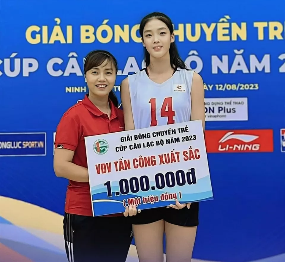 VĐV bóng chuyền nữ 17 tuổi