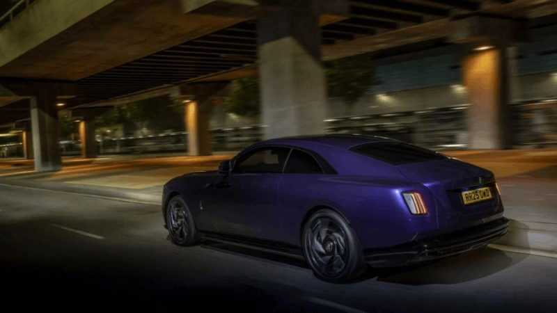 Cận cảnh mẫu xe điện siêu sang Rolls-Royce Spectre Black Badge