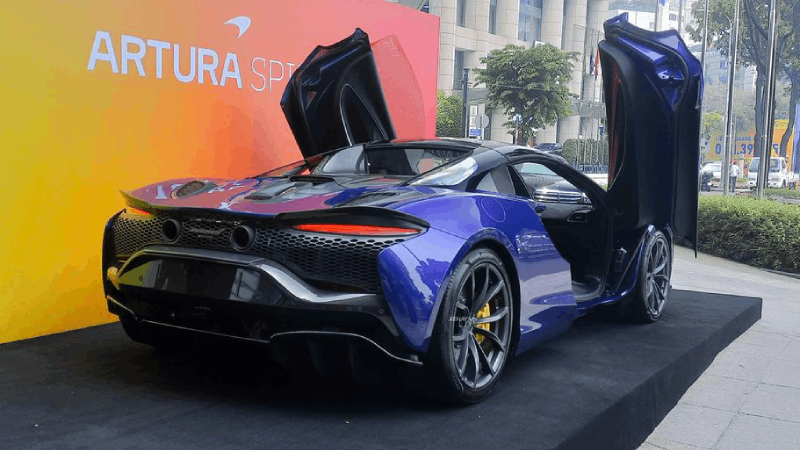 McLaren Artura Spider xuất hiện ấn tượng trên đường phố Việt Nam