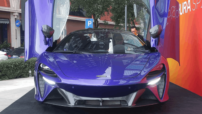 McLaren Artura Spider xuất hiện ấn tượng trên đường phố Việt Nam