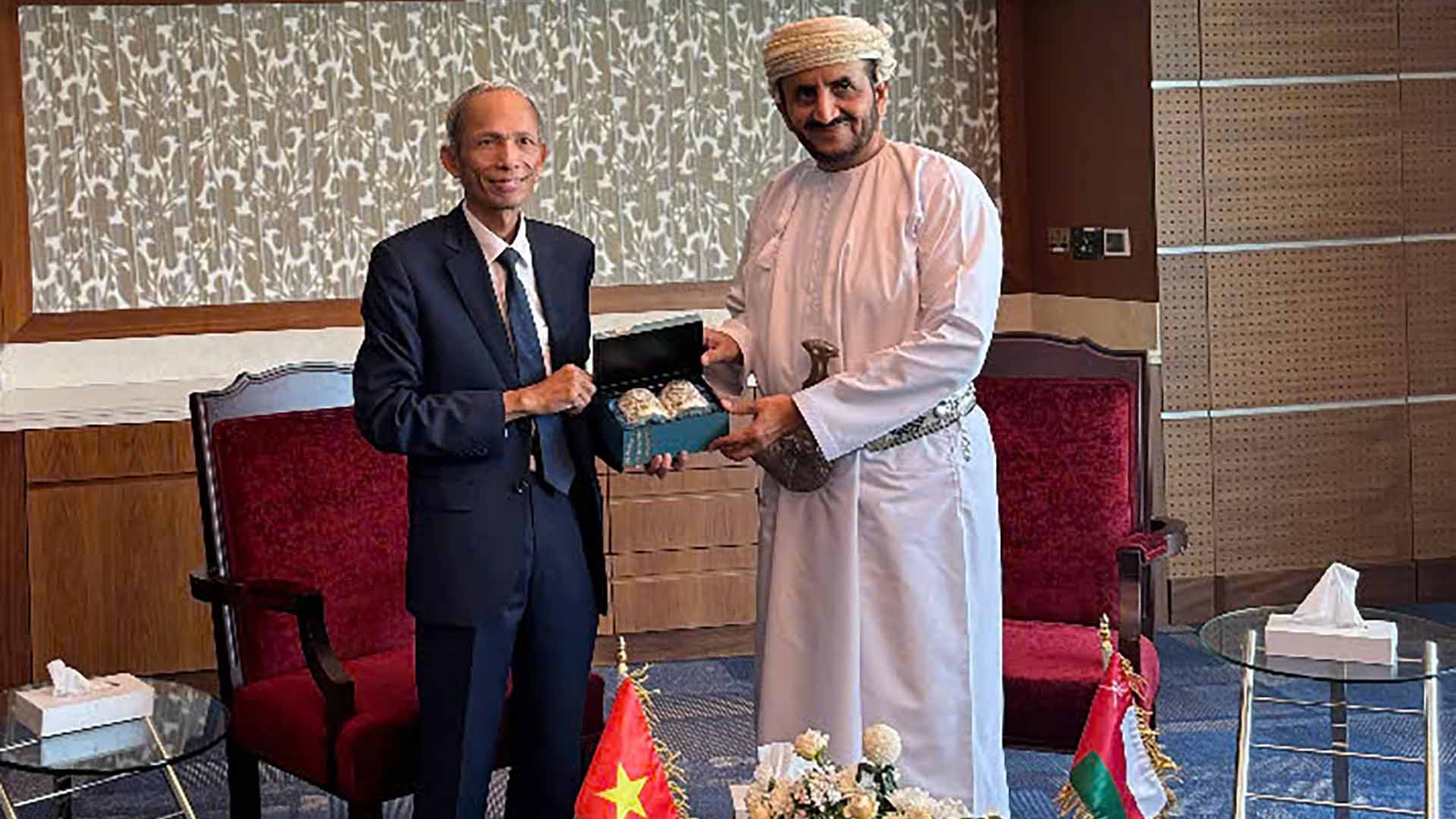 Đại sứ Đặng Xuân Dũng chào từ biệt Thứ trưởng Ngoại giao Oman nhân dịp kết thúc nhiệm kỳ công tác