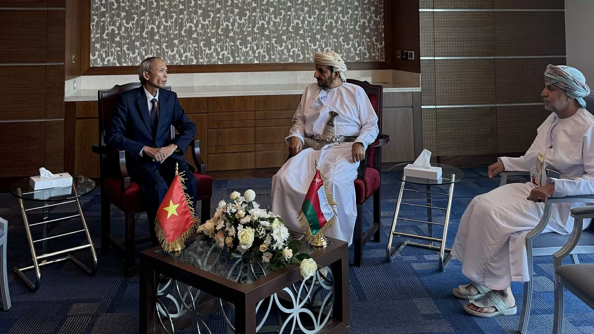 Đại sứ Đặng Xuân Dũng chào từ biệt Thứ trưởng Ngoại giao Oman nhân dịp kết thúc nhiệm kỳ công tác