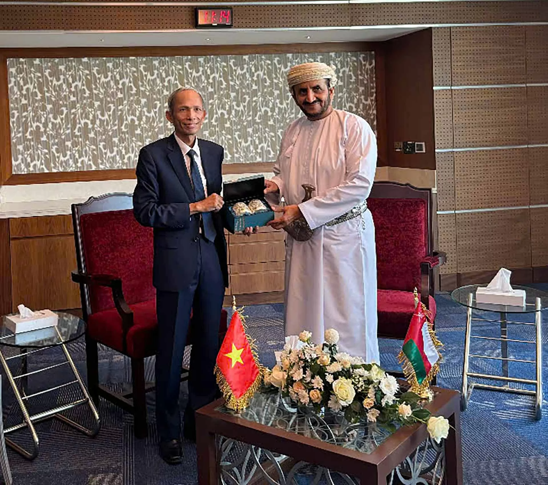 Đại sứ Đặng Xuân Dũng chào từ biệt Thứ trưởng Ngoại giao Oman nhân dịp kết thúc nhiệm kỳ công tác Đại sứ Đặng Xuân Dũng chào từ biệt Thứ trưởng Ngoại giao Oman nhân dịp kết thúc nhiệm kỳ công tác