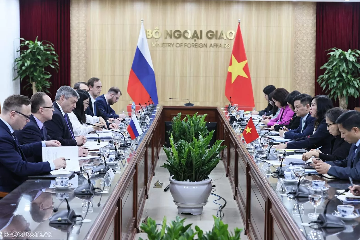 Tham vấn chính trị cấp Thứ trưởng Ngoại giao Việt Nam - Nga Thứ trưởng Thường trực Ngoại giao Nguyễn Minh Vũ tiếp Thứ trưởng Ngoại giao Nga Andrey Rudenko