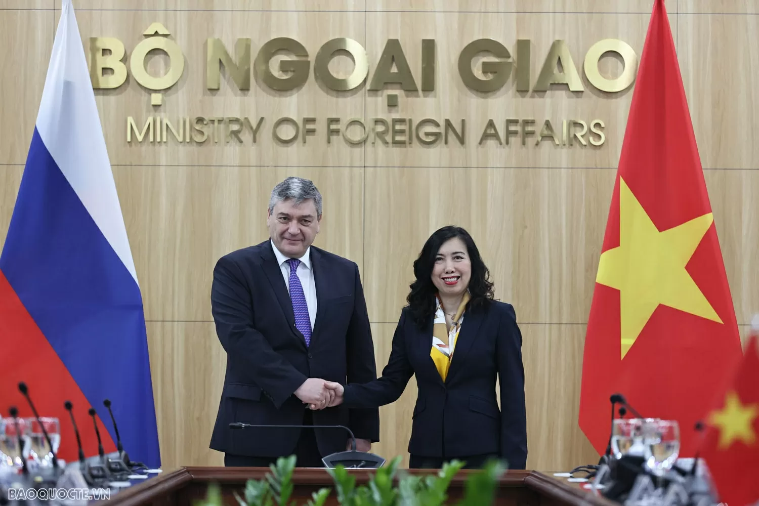 Tham vấn chính trị cấp Thứ trưởng Ngoại giao Việt Nam - Nga Thứ trưởng Thường trực Ngoại giao Nguyễn Minh Vũ tiếp Thứ trưởng Ngoại giao Nga Andrey Rudenko
