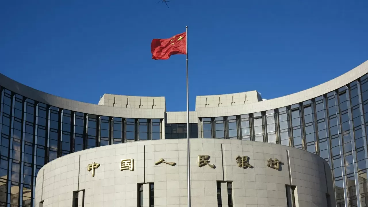 Năm 2024, PBOC tuyên bố sẽ cắt giảm tỷ lệ lãi suất vào thời điểm thích hợp, tuy nhiên, cho tới nay, Trung Quốc vẫn chưa thực hiện cắt giảm lãi suất, do các nhà hoạch định chính sách Bắc Kinh đang đối mặt với căng thẳng thương mại từ Mỹ. (Nguồn: Getty Images) Năm 2024, PBOC tuyên bố sẽ cắt giảm tỷ lệ lãi suất vào thời điểm thích hợp, tuy nhiên, cho tới nay, Trung Quốc vẫn chưa thực hiện cắt giảm lãi suất, do các nhà hoạch định chính sách Bắc Kinh đang đối mặt với căng thẳng thương mại từ Mỹ. (Nguồn: Getty Images)