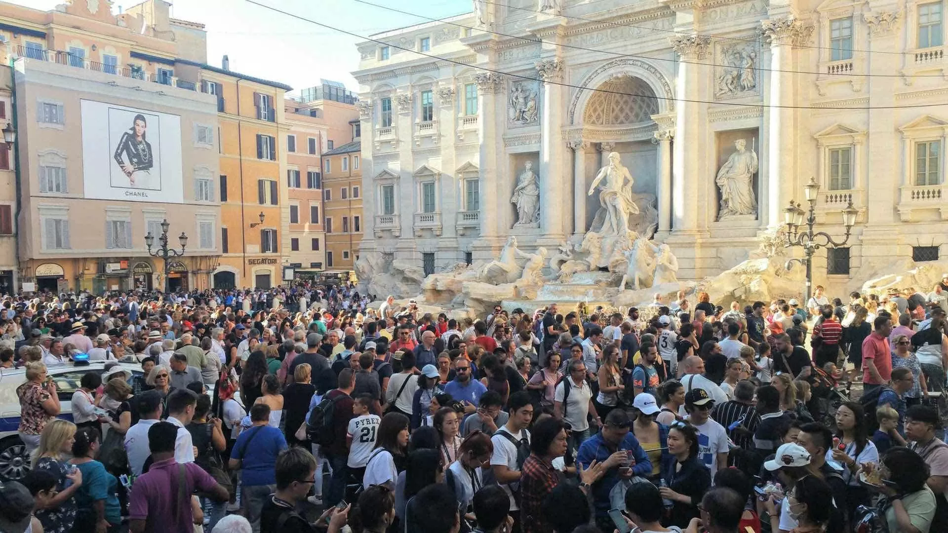 Du khách tại đài phun nước Trevi, Rome. Ảnh: Lý Dật Thụ Du khách tại đài phun nước Trevi, Rome. Ảnh: Lý Dật Thụ