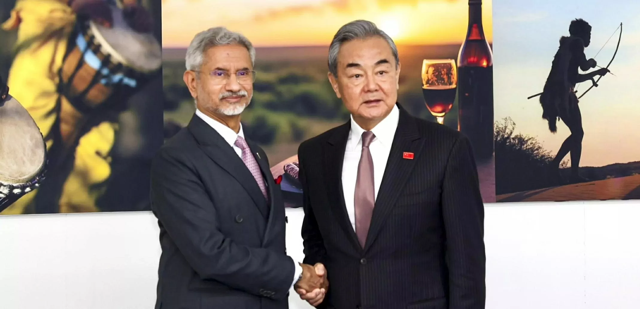 Bộ trưởng Ngoại giao S. Jaishankar cùng người đồng cấp Trung Quốc bên lề cuộc họp của các Bộ trưởng Ngoại giao G20 tại Nam Phi vào ngày 21 tháng 2 năm 2025. Ảnh: X/@DrSJaishankar Bộ trưởng Ngoại giao S. Jaishankar cùng người đồng cấp Trung Quốc bên lề cuộc họp của các Bộ trưởng Ngoại giao G20 tại Nam Phi vào ngày 21 tháng 2 năm 2025. Ảnh: X/@DrSJaishankar