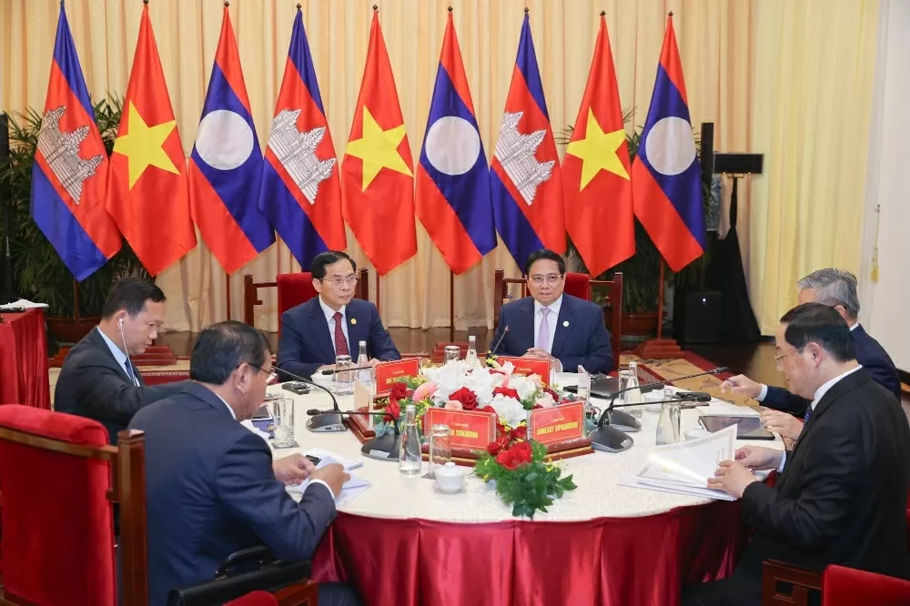 Thủ tướng Phạm Minh Chính gặp làm việc với Thủ tướng Campuchia Hun Manet và Thủ tướng Lào Sonexay Siphandone - Ảnh: VGP/Nhật Bắc