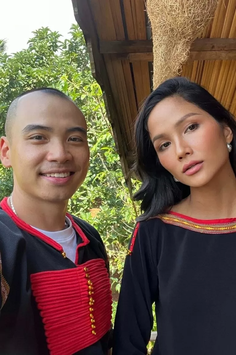 Những khoảnh khắc của Hoa hậu H'Hen Niê và chồng sắp cưới Những khoảnh khắc của Hoa hậu H'Hen Niê và chồng sắp cưới