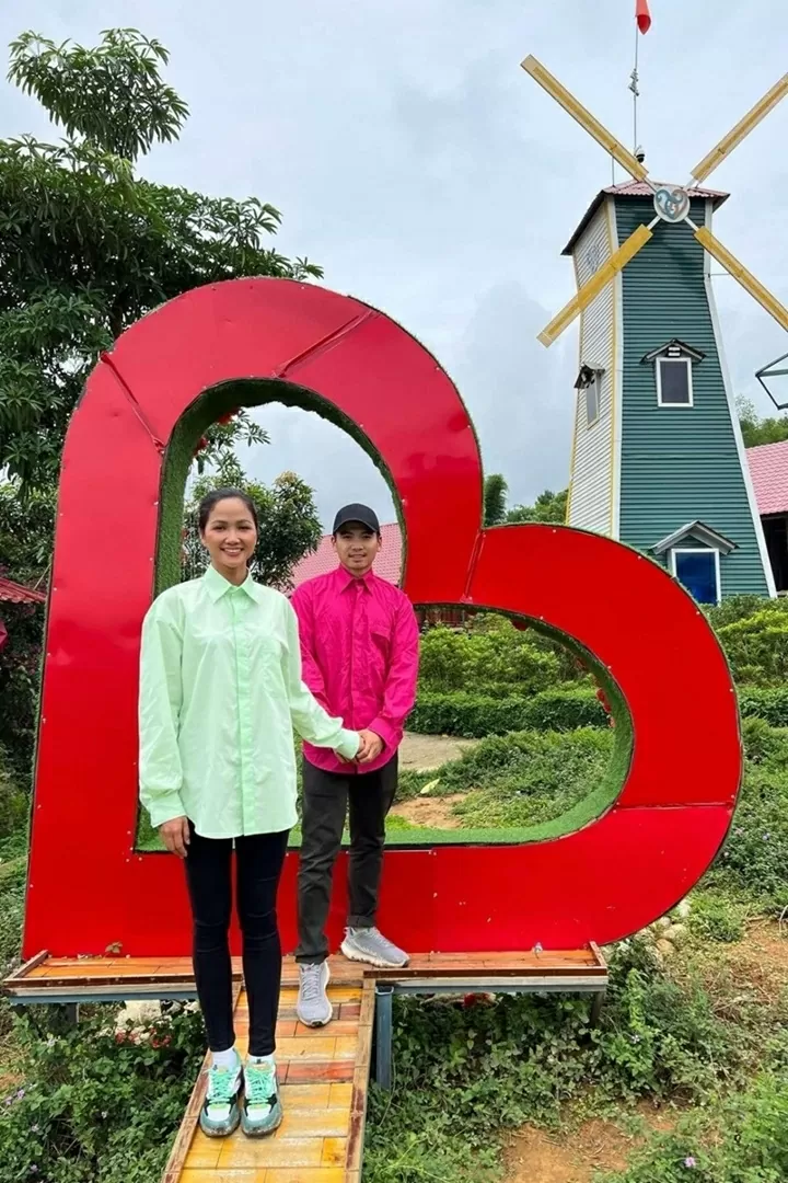 Những khoảnh khắc của Hoa hậu H'Hen Niê và chồng sắp cưới Những khoảnh khắc của Hoa hậu H'Hen Niê và chồng sắp cưới