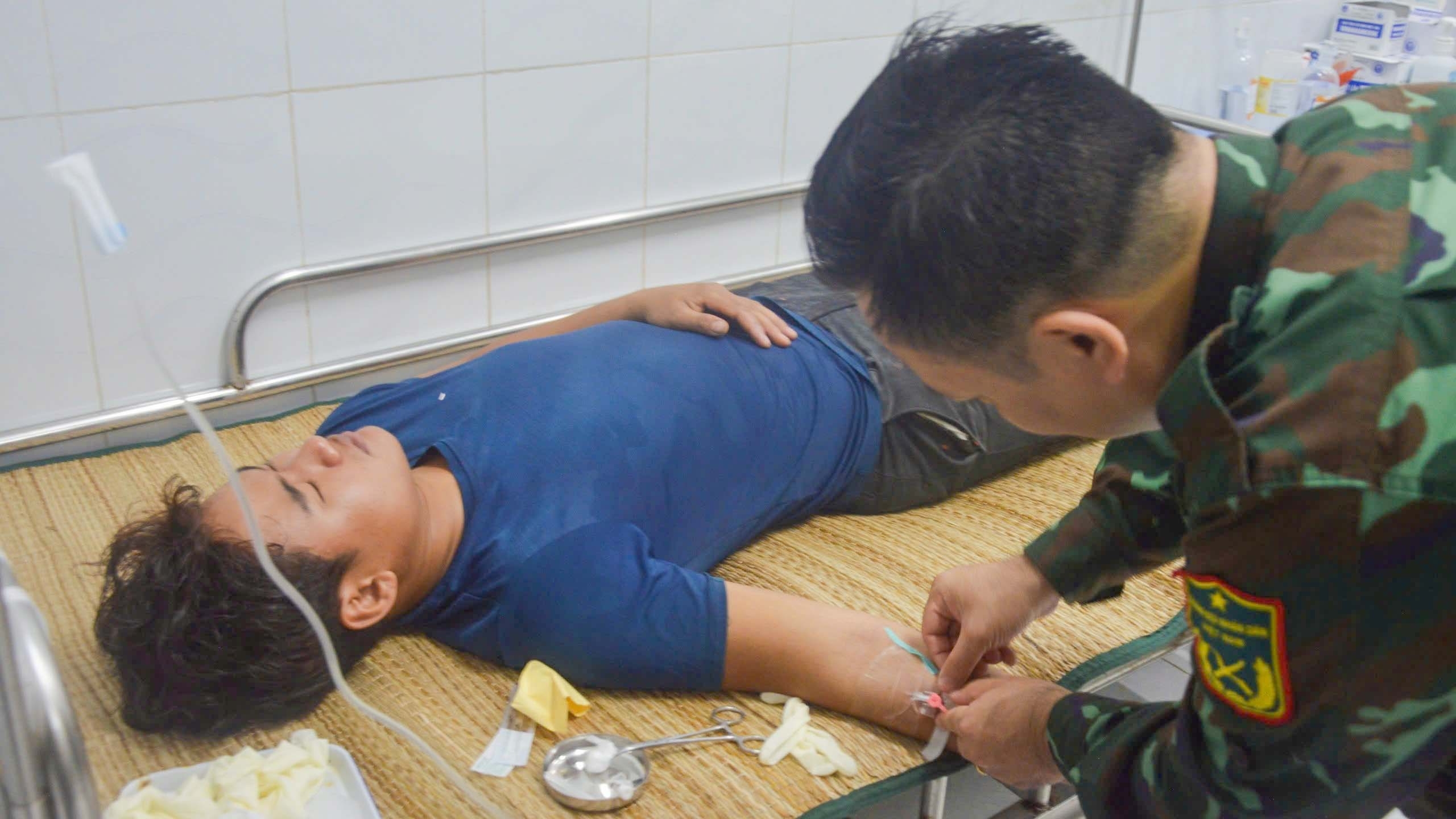 quan y dao song tu tay cap cuu 6 ngu dan ngo doc ca hong