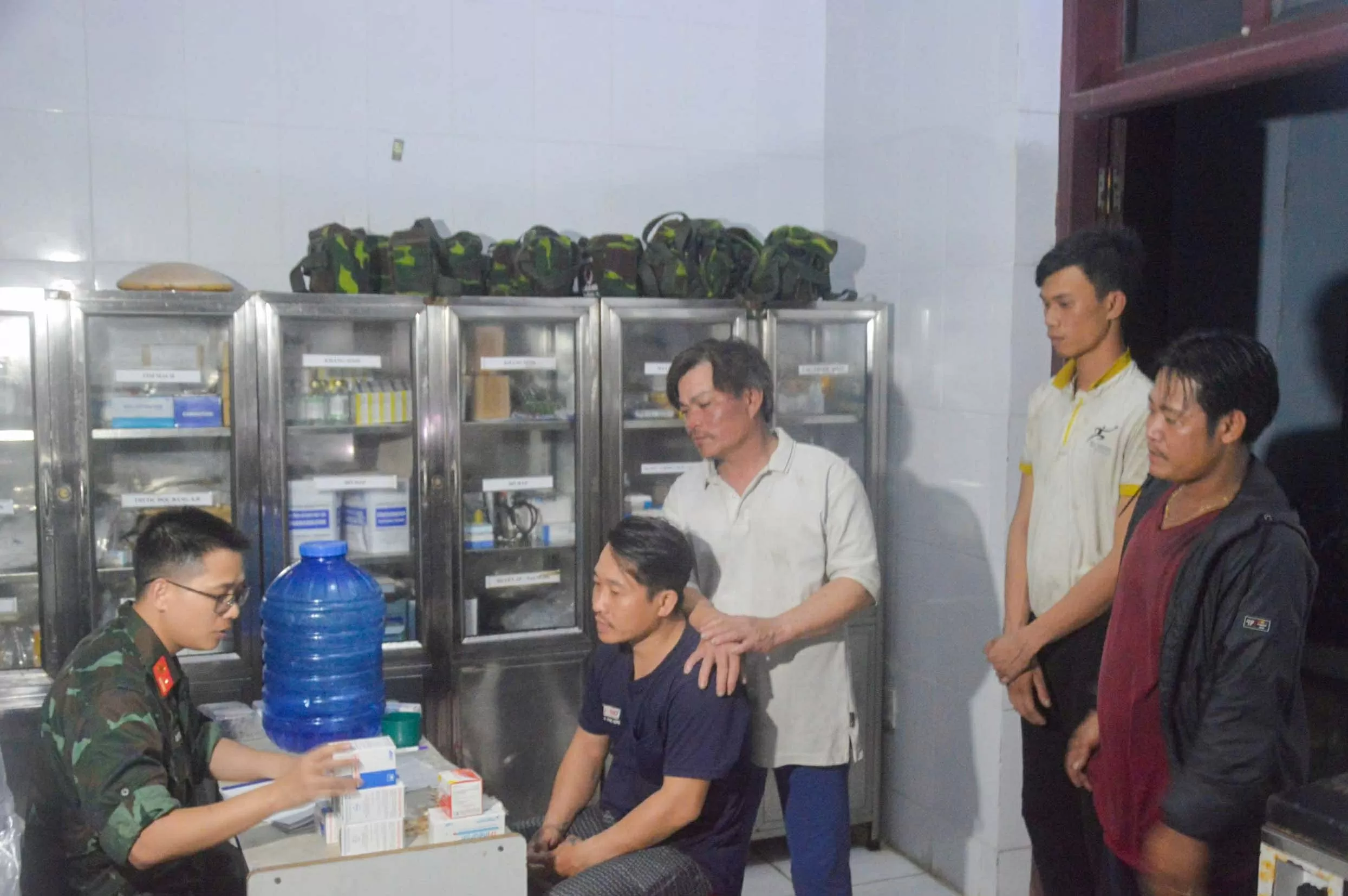 Đảo Song Tử Tây cấp cứu 6 ngư dân ngộ độc cá hồng