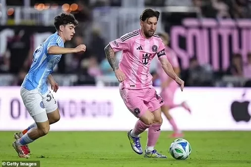 Messi tranh cãi với trọng tài sau khi lập cú đúp kiến tạo Messi tranh cãi với trọng tài sau khi lập cú đúp kiến tạo