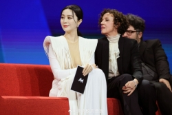 Phạm Băng Băng chọn đầm trắng dự lễ bế mạc Liên hoan phim Berlin 2025