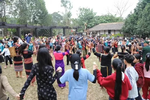 Đông đảo du khách hòa mình cùng đồng bào dân tộc. Ảnh: VGP/Minh Thúy Đông đảo du khách hòa mình cùng đồng bào dân tộc. Ảnh: VGP/Minh Thúy