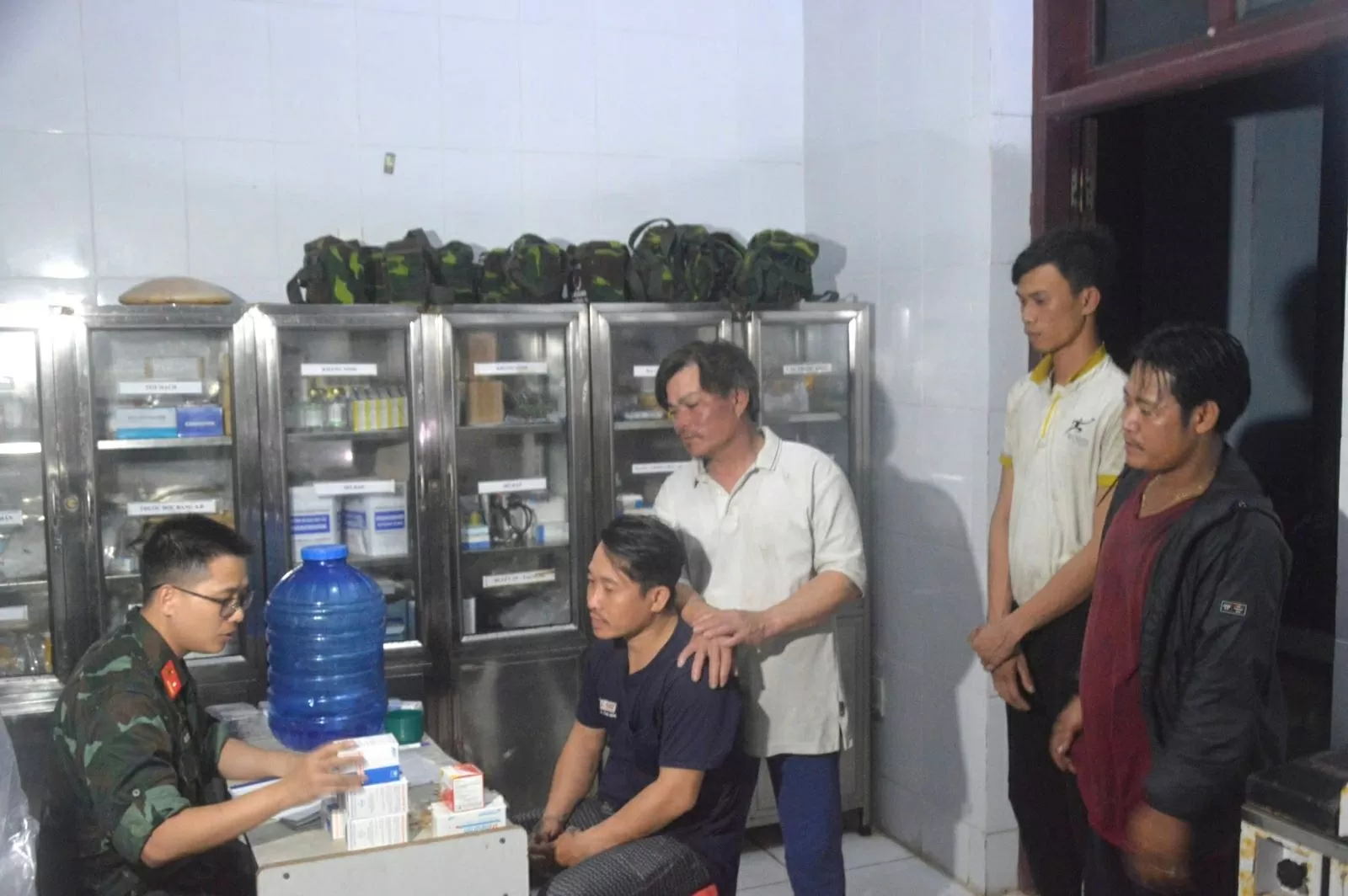 Quân y đảo Song Tử Tây cấp cứu 6 ngư dân bị ngộ độc thực phẩm