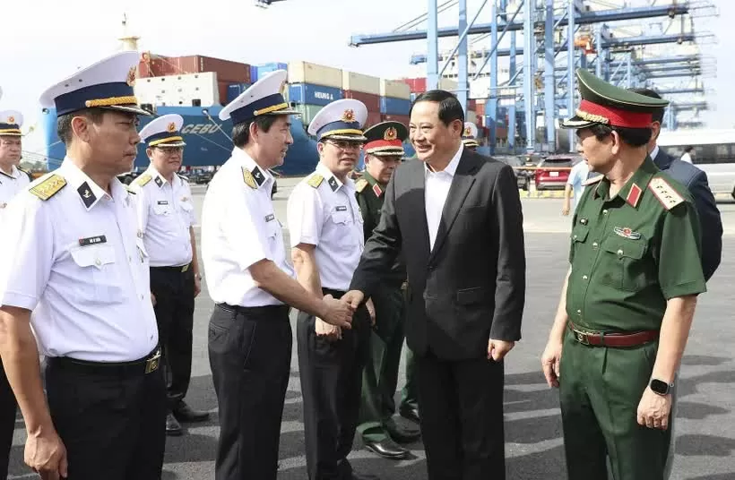 Representatives from the Saigon Newport Corporation welcome Lao Prime Minister Sonexay Siphandone at Tan Cang - Cat Lai Port. (Photo: VNA) Representatives from the Saigon Newport Corporation welcome Lao Prime Minister Sonexay Siphandone at Tan Cang - Cat Lai Port. (Photo: VNA)
