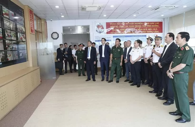 Thủ tướng Lào Sonexay Siphandone cùng đoàn công tác tham quan Trung tâm An ninh tại Cảng Tân Cảng-Cát Lái. (Nguồn: TTXVN)