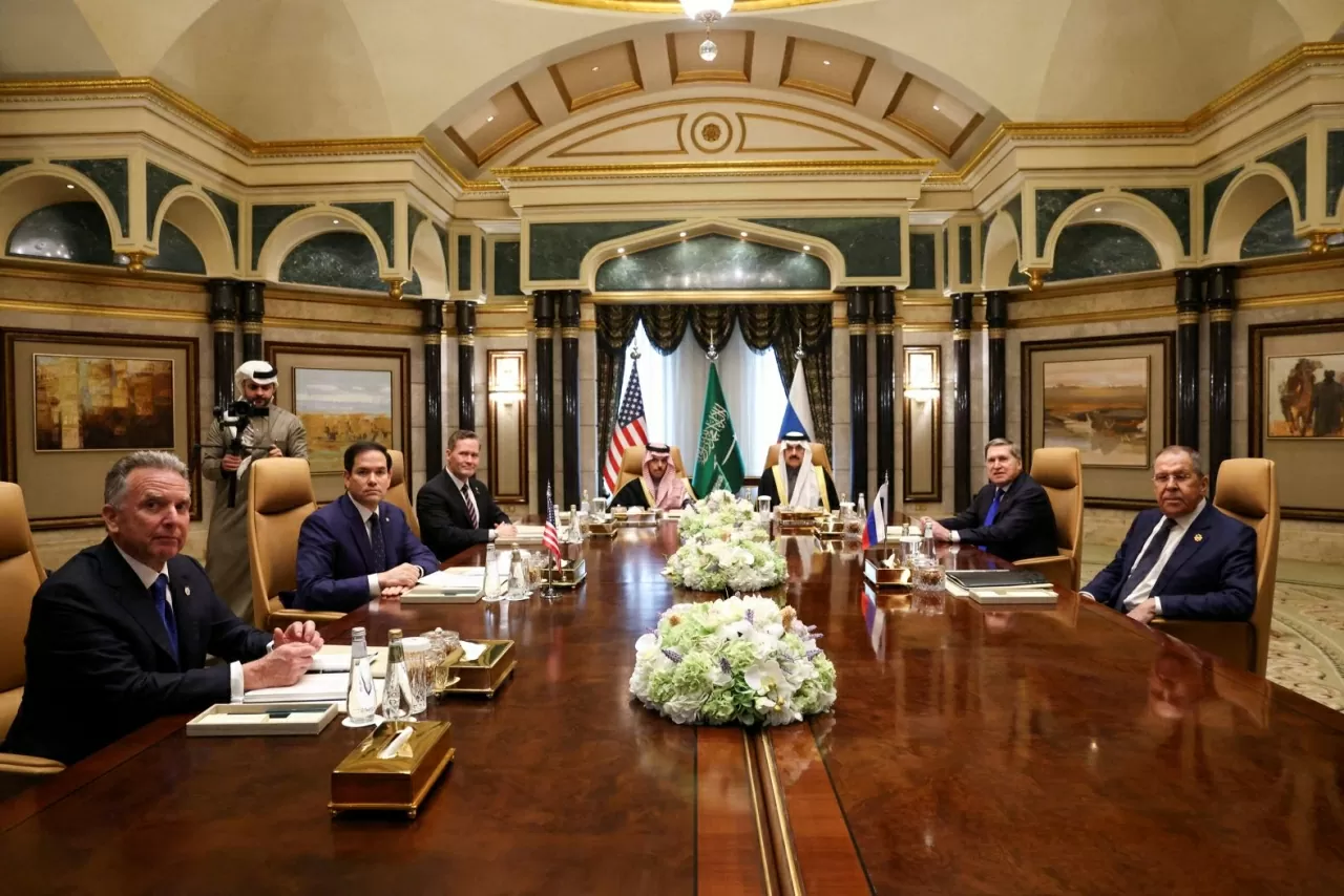 Phái đoàn Mỹ và Nga họp tại Riyadh, Saudi Arabia, ngày 18/2. Ngoại trưởng Mỹ Marco Rubio cho biết vào cuối các cuộc đàm phán quan trọng không bao gồm Kiev rằng, Washington và Moscow sẽ chỉ định các nhóm cấp cao để đàm phán về việc chấm dứt xung đột ở Ukraine và đang nỗ lực tái lập các kênh ngoại giao. Đây là lần đầu tiên các quan chức cấp cao của Mỹ và Nga gặp mặt trực tiếp kể từ khi Moscow tiến hành chiến dịch quân sự đặc biệt tại Ukraine vào năm 2022 và đánh dấu sự đảo ngược hoàn toàn chính sá Phái đoàn Mỹ và Nga họp tại Riyadh, Saudi Arabia, ngày 18/2. Ngoại trưởng Mỹ Marco Rubio cho biết vào cuối các cuộc đàm phán quan trọng không bao gồm Kiev rằng, Washington và Moscow sẽ chỉ định các nhóm cấp cao để đàm phán về việc chấm dứt xung đột ở Ukra