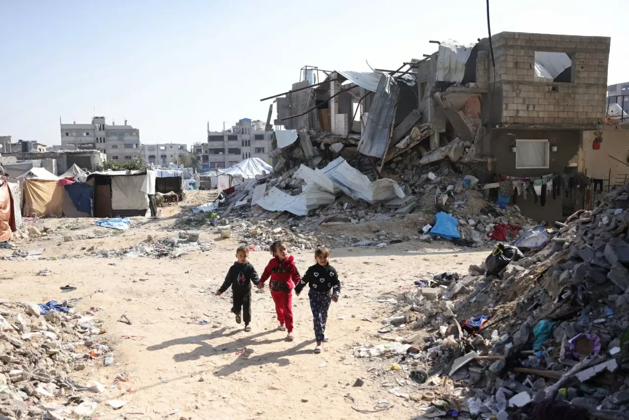 Trẻ em Palestine chơi đùa giữa đống đổ nát ở Jabalya, Gaza, ngày 17/2. Xung đột giữa Israel-Hamas tại Dải Gaza kéo dài hơn 1 năm khiến vùng lãnh thổ của Palestine này bị tàn phá nặng nề/ (Nguồn: AFP/Getty Images)