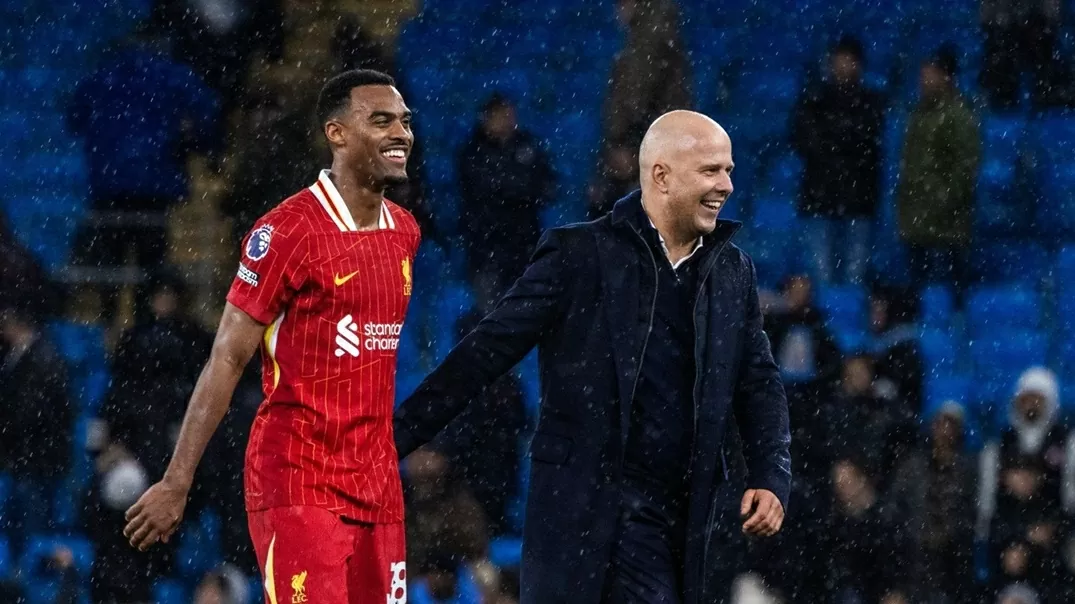 HLV Arne Slot cân bằng thành tích của HLV Benitez và HLV Klopp