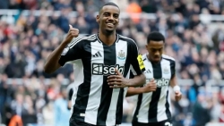 Cán mốc 50 bàn thắng, tiền đạo Isak vượt qua huyền thoại Arsenal