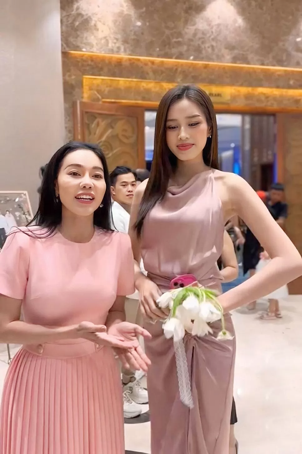 Hoa hậu Đỗ Thị Hà dự đám cưới bạn với thời trang tông hồng Hoa hậu Đỗ Thị Hà dự đám cưới bạn với thời trang tông hồng